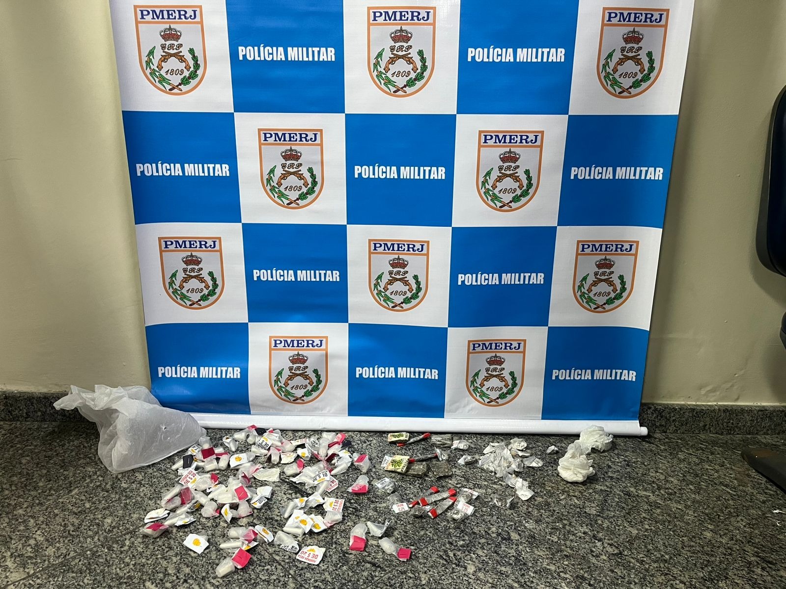 PMs do 12º BPM prendem criminosos e apreendem drogas em Jurujuba 